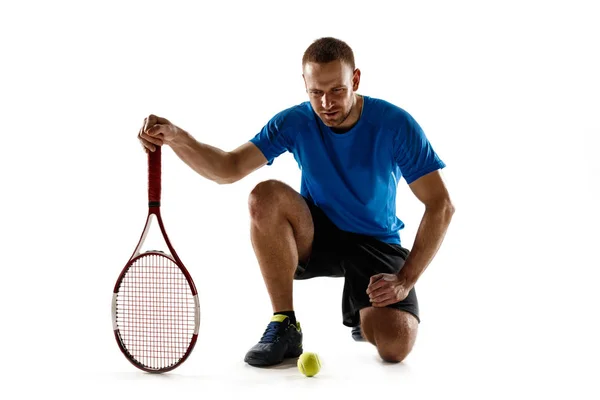 Jugador de tenis agacharse buscando derrotado y triste — Foto de Stock