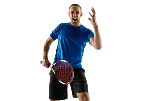 Retrato de um belo jogador de tênis masculino celebrando seu sucesso isolado em um fundo branco — Fotografia de Stock