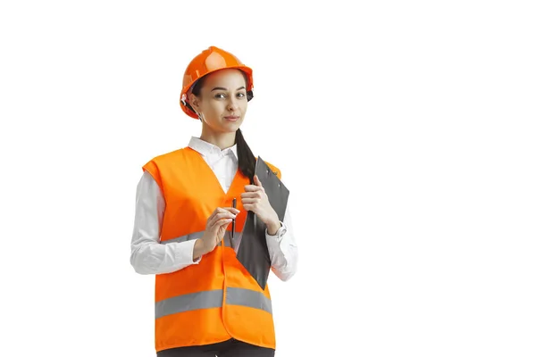 Den kvinnliga byggaren i orange hjälm isolerad på vit — Stockfoto
