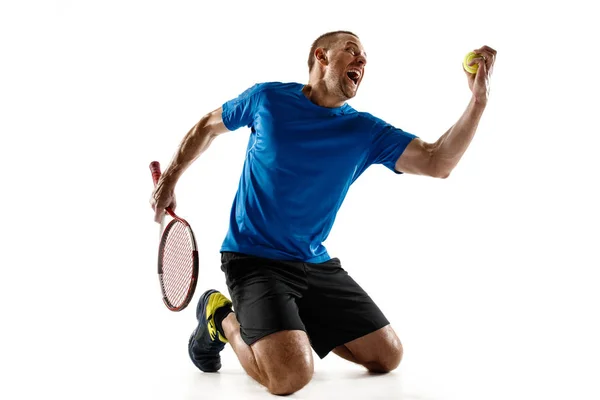 Retrato de un guapo tenista masculino celebrando su éxito aislado sobre un fondo blanco —  Fotos de Stock