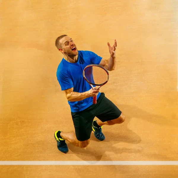 Retrato de un guapo jugador de tenis que celebra su éxito en la corte —  Fotos de Stock