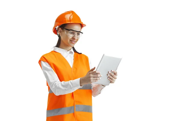 O construtor feminino em capacete laranja isolado em branco — Fotografia de Stock