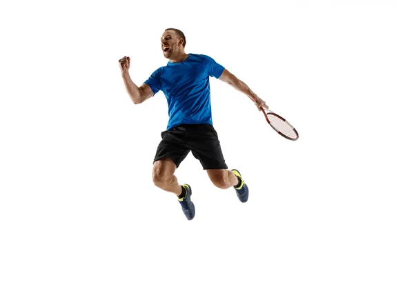 Porträt eines gut aussehenden männlichen Tennisspielers, der seinen Erfolg isoliert auf weißem Hintergrund feiert — Stockfoto