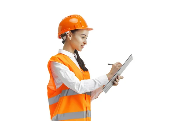 Женщина-строитель в оранжевом шлеме изолирована на белом — стоковое фото