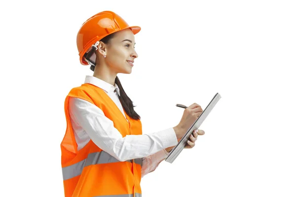 O construtor feminino em capacete laranja isolado em branco — Fotografia de Stock