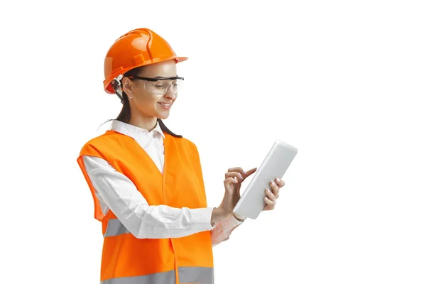 O construtor feminino em capacete laranja isolado em branco — Fotografia de Stock