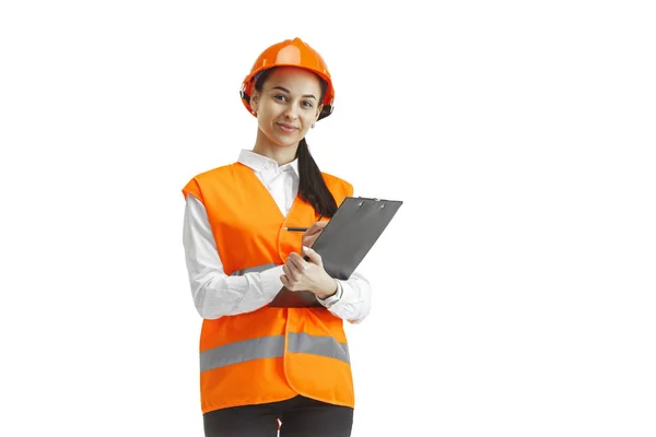 Женщина-строитель в оранжевом шлеме изолирована на белом — стоковое фото