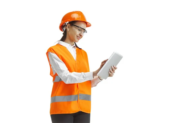 O construtor feminino em capacete laranja isolado em branco — Fotografia de Stock