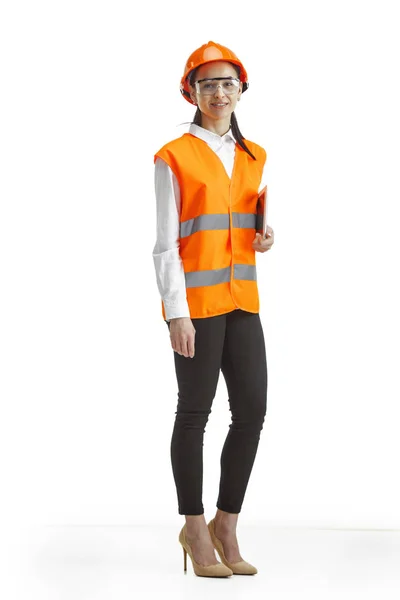 De vrouwelijke bouwer in oranje helm geïsoleerd op wit — Stockfoto