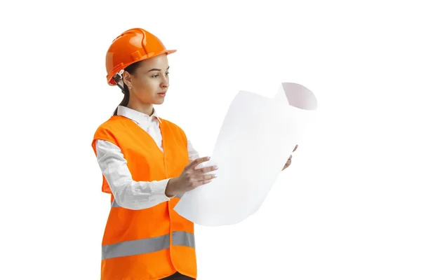 Le constructeur féminin en casque orange isolé sur blanc — Photo