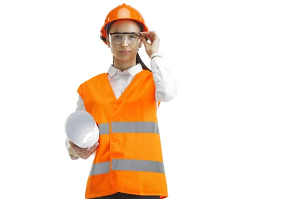 Le constructeur féminin en casque orange isolé sur blanc — Photo