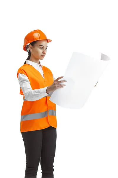 Die Bauarbeiterin in orangefarbenem Helm isoliert auf weißem Grund — Stockfoto