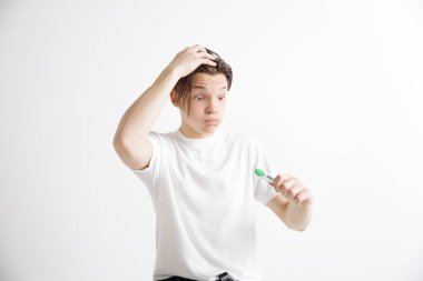 Gebelik testinde bakan adam üzgün. Hayal kırıklığına uğramış modeli