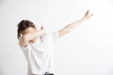 Genç adam kollarını gri bir arka plan ile dokunma hareketi yapar.