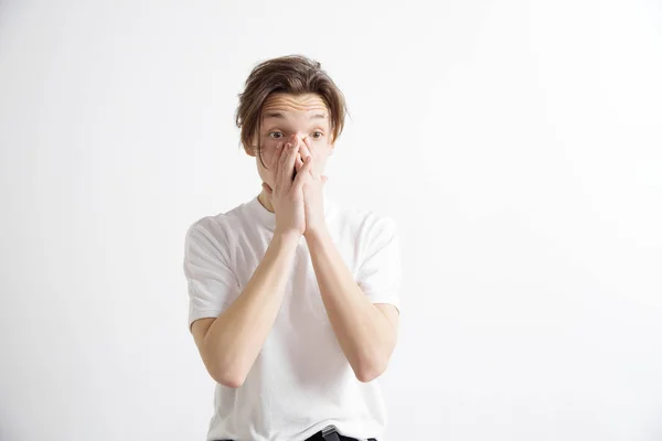 Hermoso hombre mirando sorprendido y desconcertado — Foto de Stock