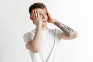 Güzel adam şaşırmış ve şaşkın bakan