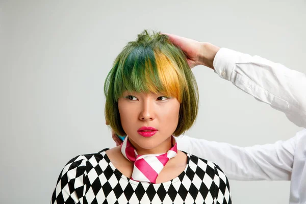 Immagine che mostra donna adulta al salone di parrucchiere — Foto Stock