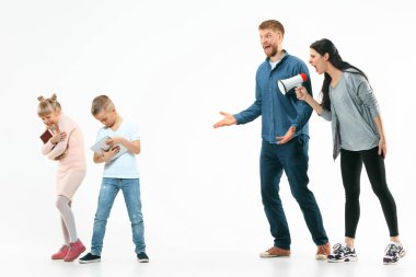 Kızgın ebeveynler evde çocuklarını azarlıyor