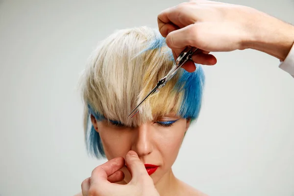 Imagem mostrando mulher adulta no salão de cabeleireiro — Fotografia de Stock