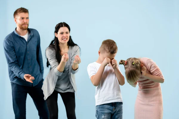 Des parents en colère réprimandant leurs enfants à la maison — Photo