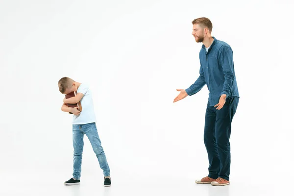 Angry father scolding his son in living room at home — Stock Photo, Image