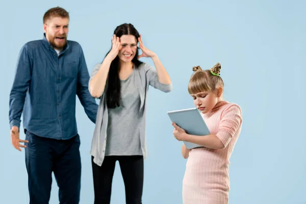 Des parents en colère réprimandant leur fille à la maison — Photo