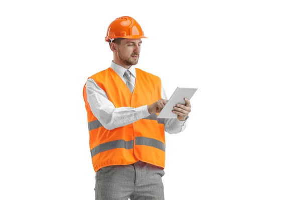 O construtor em capacete laranja isolado em branco — Fotografia de Stock