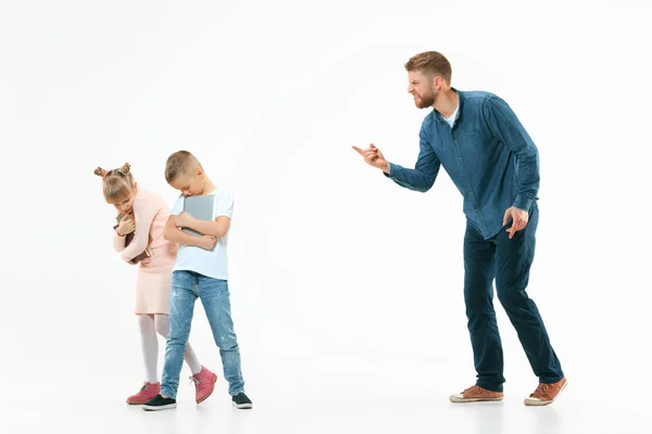 Wütender Vater beschimpft seinen Sohn im heimischen Wohnzimmer — Stockfoto