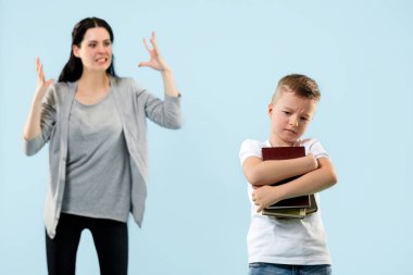 Evde oturma odasında oğlunu azarlama öfkeli anne