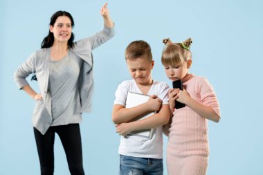 Evde oturma odasında oğlunu azarlama öfkeli anne