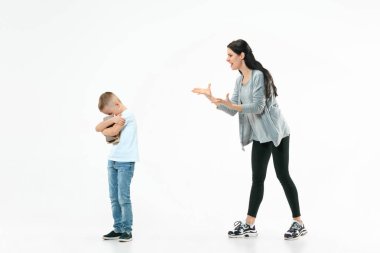 Evde oturma odasında oğlunu azarlama öfkeli anne