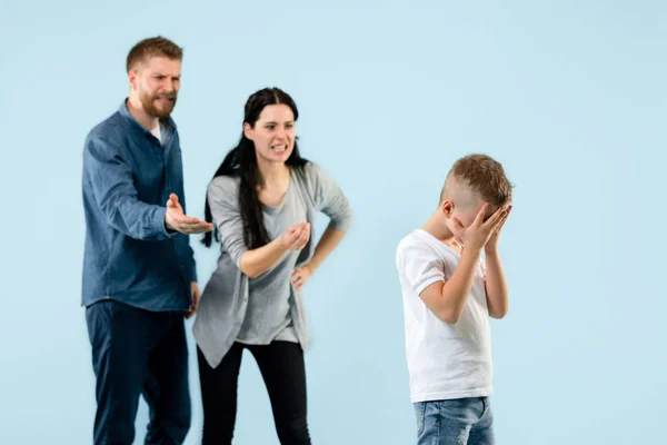 Boze ouders uitbrander hun zoon thuis — Stockfoto