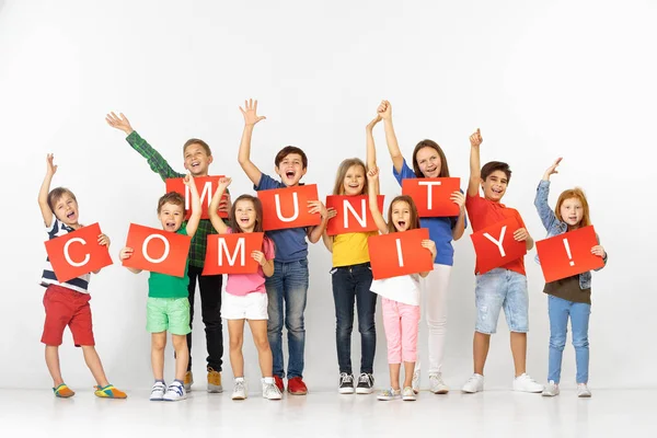 Comunity. Grupp av barn med röda banderoller isolerade i vitt — Stockfoto