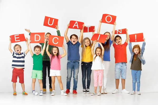 Educación. Grupo de niños con pancartas rojas aisladas en blanco — Foto de Stock