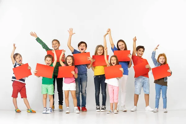 Gruppo di bambini con striscioni rossi isolati in bianco — Foto Stock