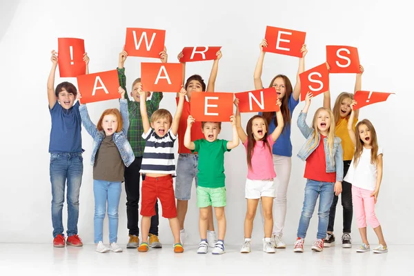 Consapevolezza. Gruppo di bambini con striscioni rossi isolati in bianco — Foto Stock