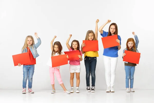 Gruppe von Kindern mit roten Fahnen isoliert in weiß — Stockfoto