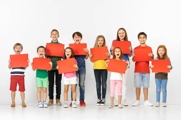 Gruppo di bambini con striscioni rossi isolati in bianco — Foto Stock