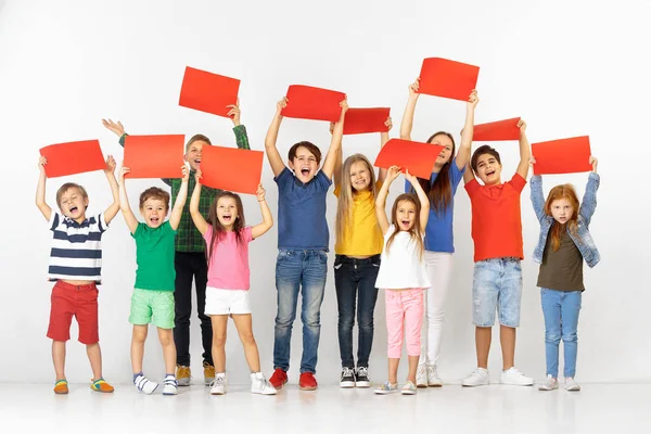 Gruppe von Kindern mit einem roten Banner isoliert in weiß — Stockfoto