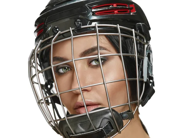 Jogadora de hóquei feminino fechar capacete e máscara — Fotografia de Stock