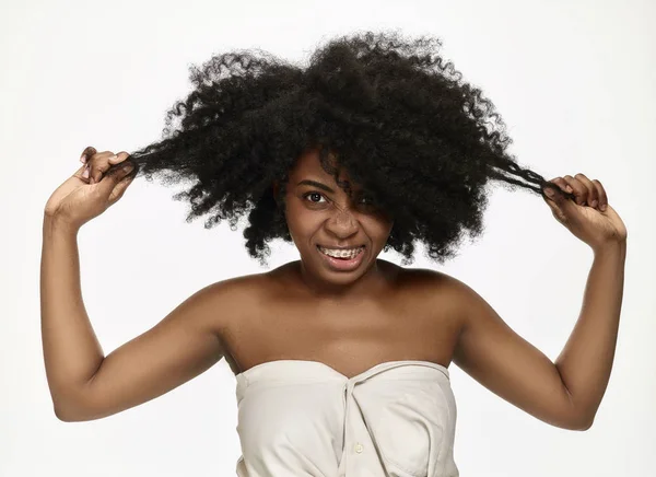 Retrato de una joven negra sonriendo con aparatos ortopédicos —  Fotos de Stock