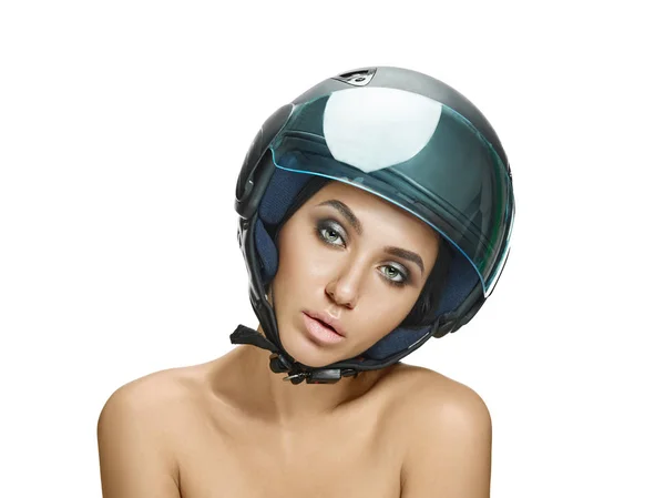Portrét atraktivní ženy v motocyklové helmě — Stock fotografie