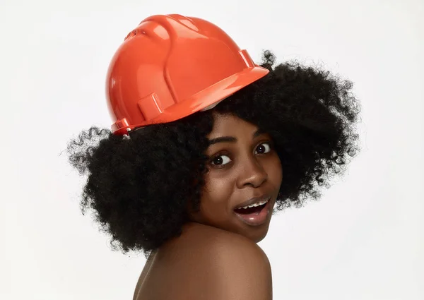 オレンジ色のヘルメットで自信を持って女性労働者の肖像 — ストック写真