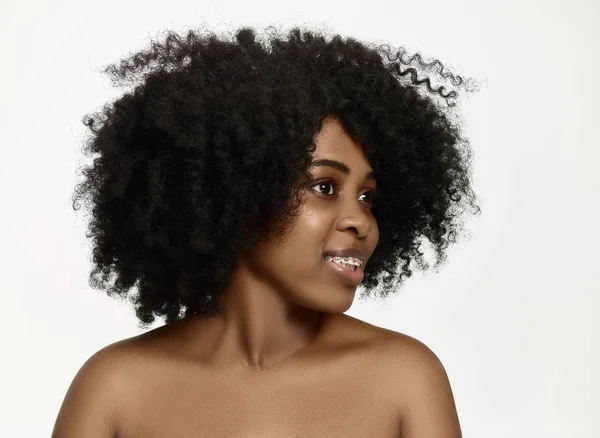 中かっこに笑みを浮かべて若い黒人女性の肖像画 — ストック写真
