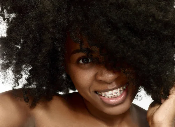 Портрет молодой черной женщины, улыбающейся в брекетах — стоковое фото