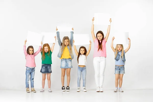 Grupo de niños con pancartas blancas aisladas en blanco — Foto de Stock