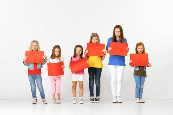 Grupp barn med röda fanor isolerade i vitt — Stockfoto