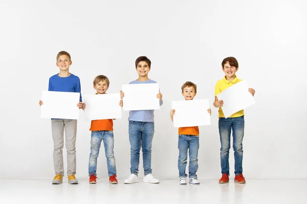 Grupo de niños con pancartas blancas aisladas en blanco — Foto de Stock