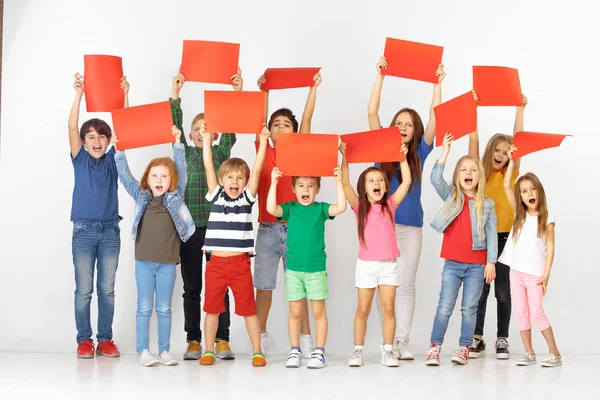 Groep kinderen met een rode banners geïsoleerd in wit — Stockfoto