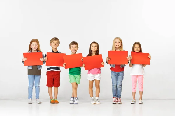 Gruppe von Kindern mit roten Fahnen isoliert in weiß — Stockfoto